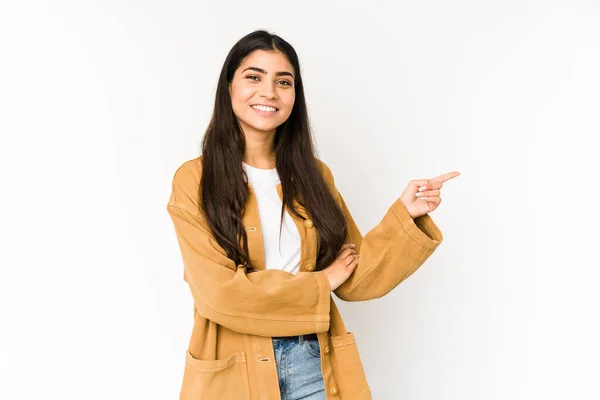 Jong Indisch Vrouw Geïsoleerd Paars Achtergrond Glimlachen Vrolijk Wijzend Met — Stockfoto