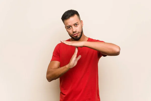 Joven Sur Asiático Hombre Mostrando Tiempo Espera Gesto —  Fotos de Stock