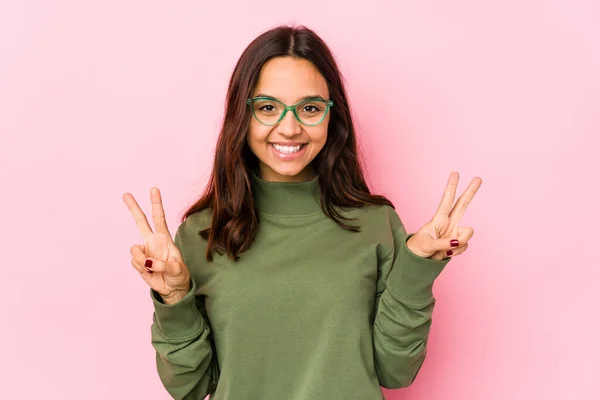 Jonge Gemengde Ras Spaanse Vrouw Geïsoleerd Met Overwinningsteken Brede Glimlach — Stockfoto