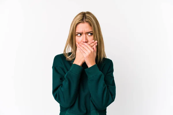 Giovane Donna Caucasica Bionda Isolata Che Copre Bocca Con Mani — Foto Stock