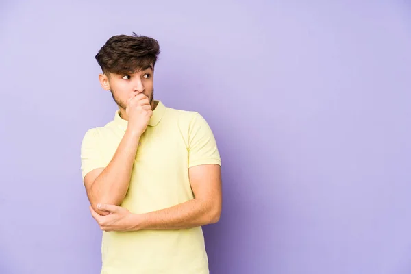 Young Arabian Man Isolated Purple Background Thoughtful Looking Copy Space — Stock Photo, Image