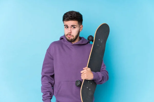 Jovem Caucasiano Skater Homem Isolado Encolhe Ombros Olhos Abertos Confuso — Fotografia de Stock