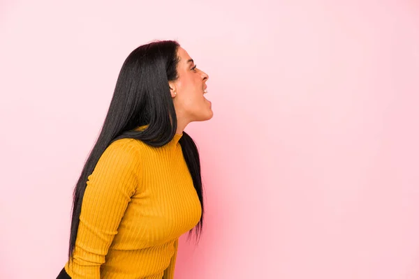 Young Caucasian Woman Isolated Pink Background Shouting Copy Space — Stock Photo, Image