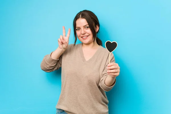 Kurvige Junge Size Frau Mit Herzform Siegeszeichen Und Breitem Lächeln — Stockfoto