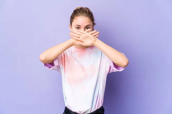 Jovem Caucasiana Fundo Roxo Fazendo Gesto Negação — Fotografia de Stock