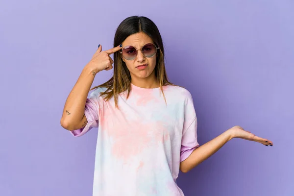 Jovem Hippie Mulher Isolada Fundo Roxo Segurando Mostrando Produto Mão — Fotografia de Stock