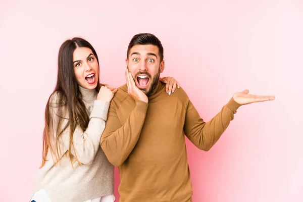 Coppia Caucasica Giovane Isolata Tiene Spazio Copia Una Palma Tenga — Foto Stock