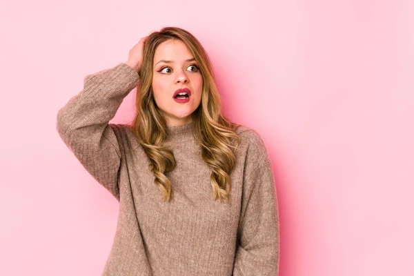 Jeune Femme Caucasienne Isolée Sur Fond Rose Étant Choquée Elle — Photo