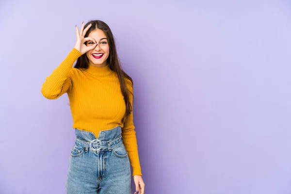 Giovane Donna Caucasica Isolato Sfondo Viola Eccitato Mantenendo Gesto Sugli — Foto Stock