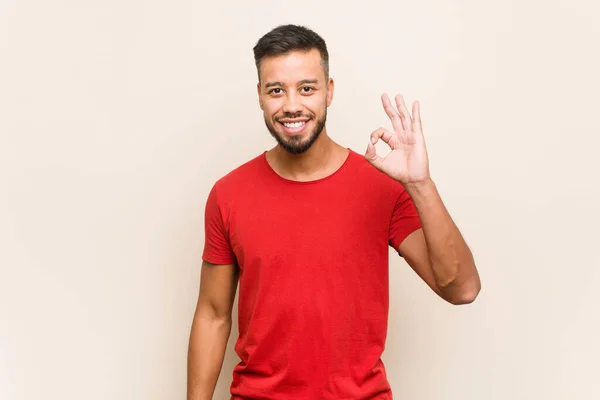 Jeune Homme Sud Asiatique Joyeux Confiant Montrant Geste — Photo