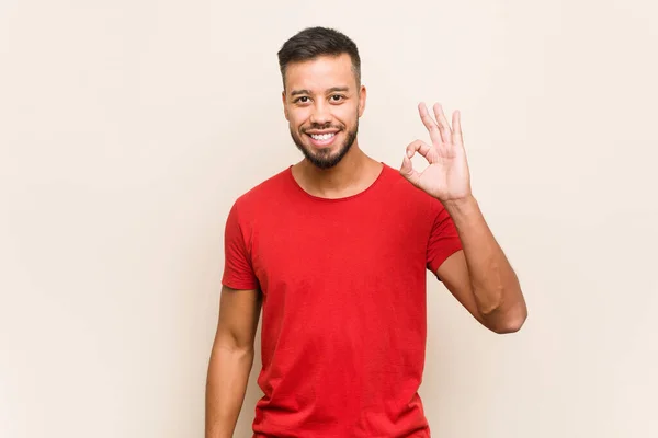 Joven Sur Asiático Hombre Alegre Seguro Mostrando Gesto —  Fotos de Stock