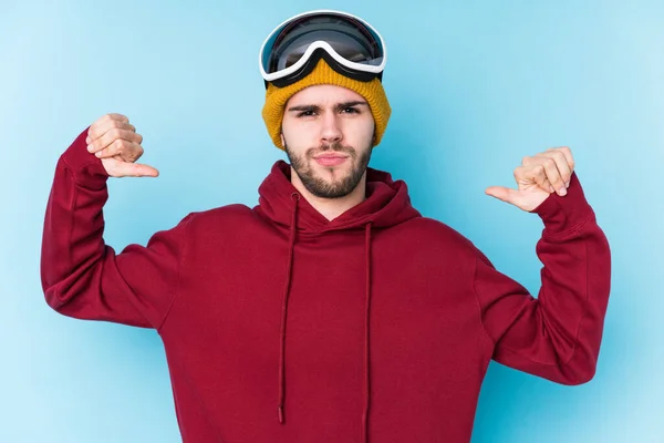 Young Caucasian Man Wearing Ski Clothes Isolated Feels Proud Self — Stock Photo, Image