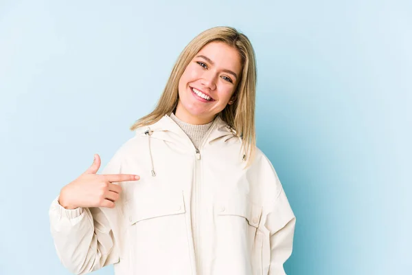 Mladé Blondýny Běloška Žena Izolované Osoba Ukazuje Ručně Košili Kopírovat — Stock fotografie