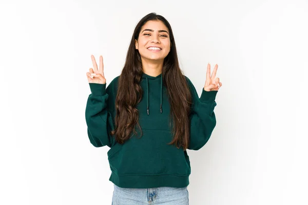 Jovem Indiana Isolado Fundo Roxo Mostrando Sinal Vitória Sorrindo Amplamente — Fotografia de Stock