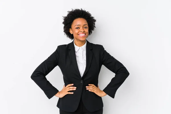 Middelbare Afro Amerikaanse Zakenvrouw Tegen Een Witte Achtergrond Geïsoleerd Vertrouwen — Stockfoto