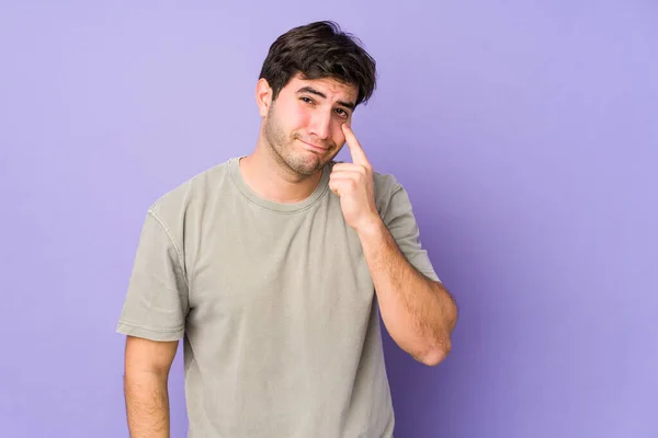 Jongeman Geïsoleerd Paarse Achtergrond Huilen Ongelukkig Met Iets Kwelling Verwarring — Stockfoto