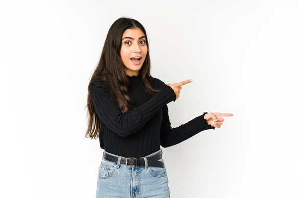 Mulher Indiana Jovem Isolado Fundo Roxo Animado Apontando Com Dedos — Fotografia de Stock