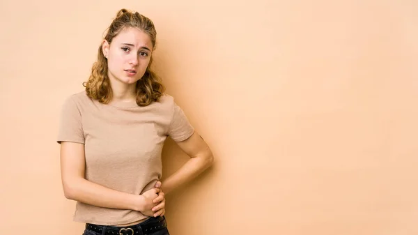 Giovane Donna Caucasica Isolata Sfondo Beige Con Dolore Fegato Mal — Foto Stock