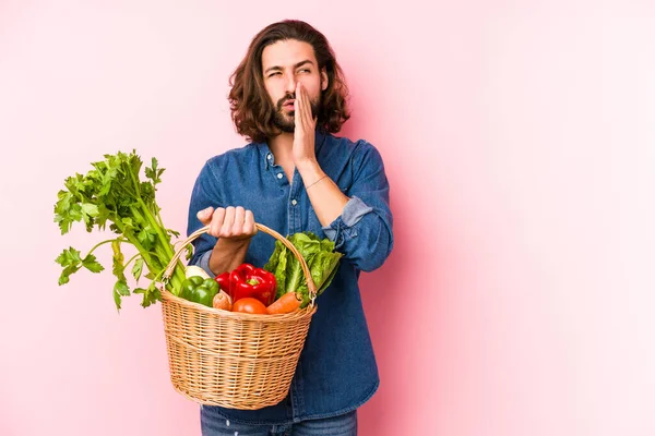 Joven Recogiendo Verduras Orgánicas Jardín Aislado Está Diciendo Una Noticia — Foto de Stock