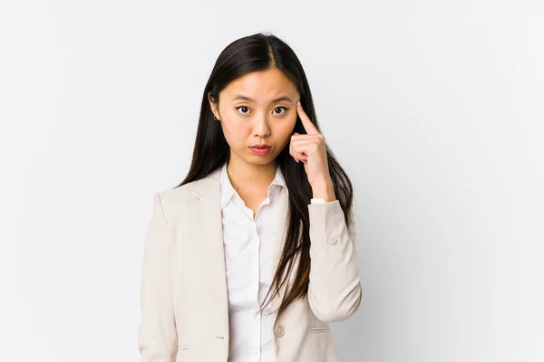 Junge Chinesische Geschäftsfrau Isoliert Zeigt Mit Dem Finger Auf Die — Stockfoto