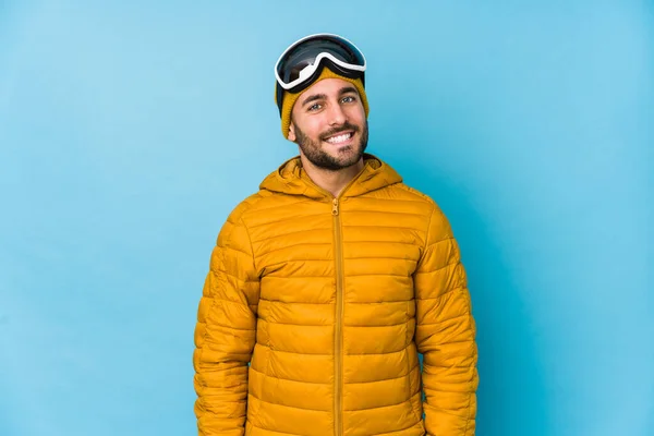 若いスキーヤー白人男性は幸せを隔離しました 笑顔と陽気 — ストック写真