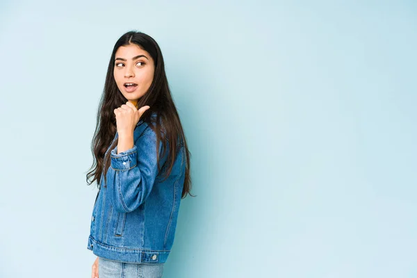 Jonge Indiase Vrouw Geïsoleerd Blauwe Achtergrond Punten Met Duim Vinger — Stockfoto