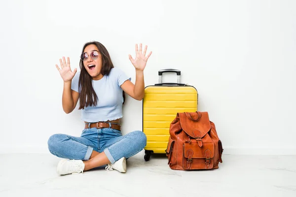 Joven Mujer India Raza Mixta Dispuesta Viajar Sorprendida Debido Peligro — Foto de Stock