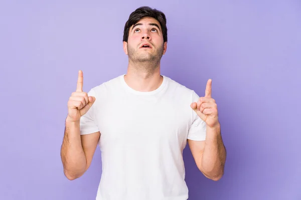 Junger Mann Isoliert Auf Violettem Hintergrund Und Zeigt Mit Geöffnetem — Stockfoto