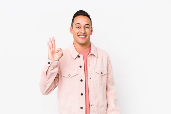 Junge Lateinamerikanische Mann Posiert Isoliert Fröhlich Und Zuversichtlich Zeigt Geste — Stockfoto