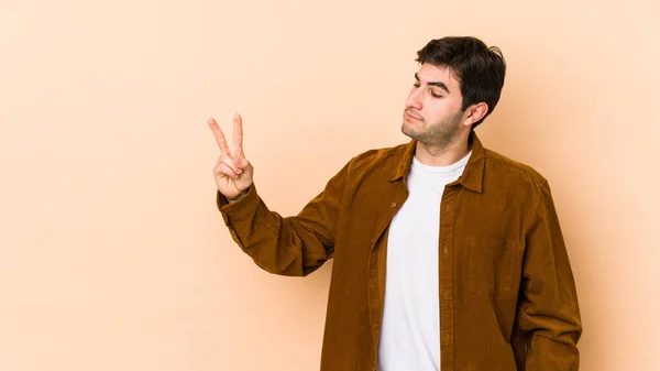 Jovem Isolado Fundo Bege Alegre Despreocupado Mostrando Símbolo Paz Com — Fotografia de Stock