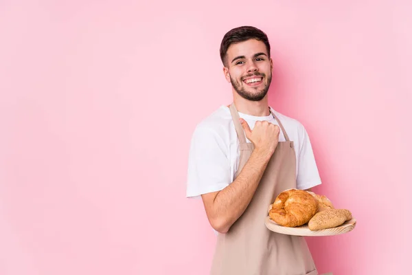 Giovane Panettiere Caucasico Punti Isolati Con Dito Del Pollice Lontano — Foto Stock