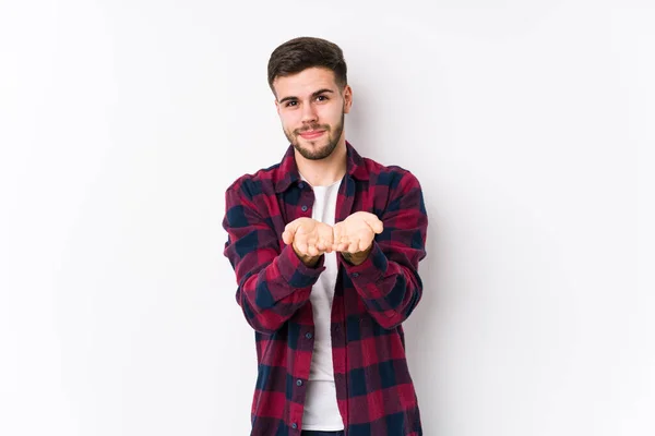 Jovem Caucasiano Posando Fundo Branco Isolado Segurando Algo Com Palmas — Fotografia de Stock