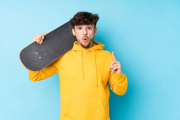 Jovem Patinador Árabe Homem Isolado Ter Alguma Grande Ideia Conceito — Fotografia de Stock