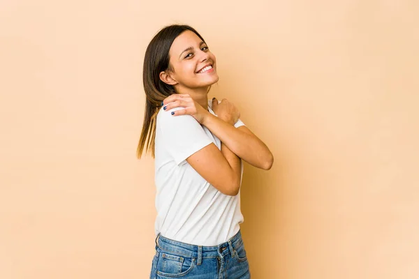 Giovane Donna Isolata Sfondo Beige Abbracci Sorridente Spensierato Felice — Foto Stock