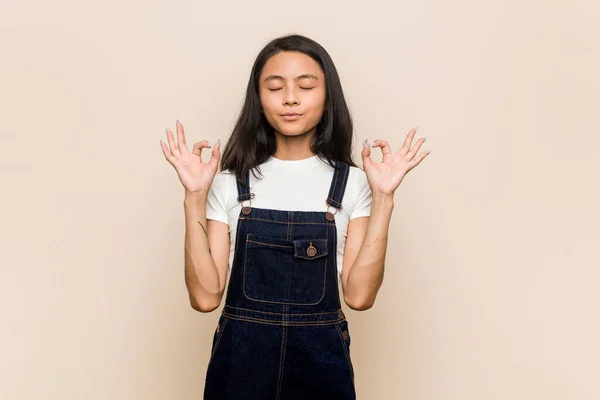 Jovem Adolescente Chinês Bonito Jovem Mulher Loira Vestindo Casaco Contra — Fotografia de Stock