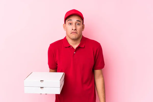 Ung Pizza Leverans Latin Man Isolerade Axelryckningar Och Öppna Ögon — Stockfoto