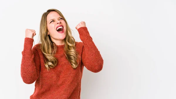 Joven Mujer Caucásica Aislada Sobre Fondo Blanco Levantando Puño Después — Foto de Stock