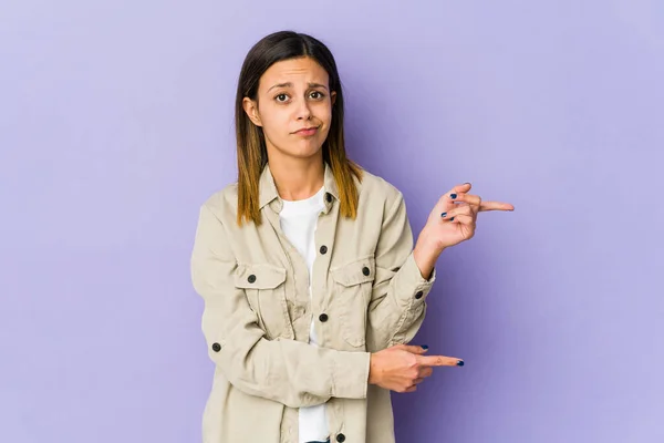 Jeune Femme Isolée Sur Fond Violet Choquée Pointant Avec Des — Photo