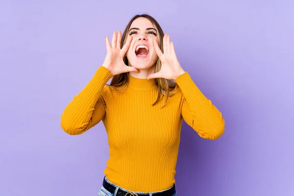 Jeune Femme Caucasienne Isolée Sur Fond Violet Criant Excité Avant — Photo