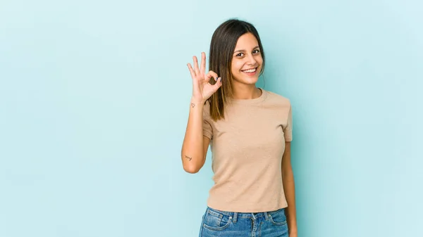 Jovem Mulher Isolada Fundo Azul Alegre Confiante Mostrando Gesto — Fotografia de Stock