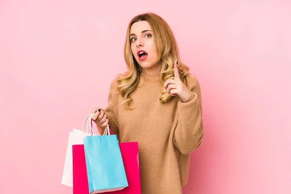 Ung Blond Kvinna Som Håller Shoppingväskor Isolerade Med Idé Inspiration — Stockfoto