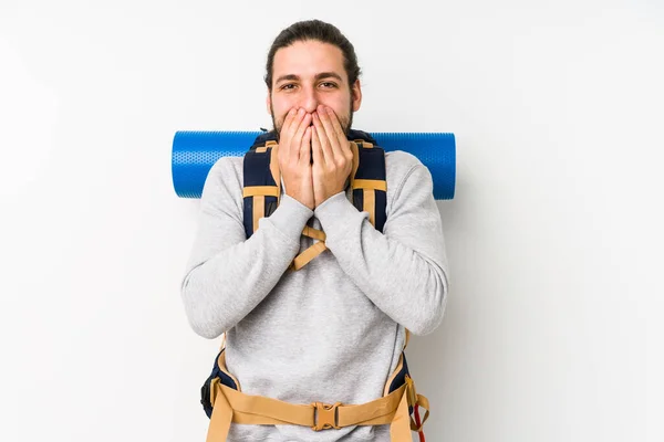 Jovem Mochileiro Isolado Fundo Branco Rindo Algo Cobrindo Boca Com — Fotografia de Stock