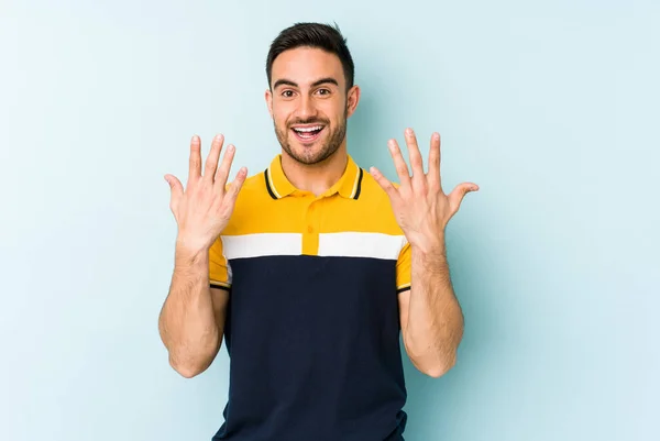 Νεαρός Καυκάσιος Άνδρας Απομονωμένος Μπλε Φόντο Δείχνει Νούμερο Δέκα Χέρια — Φωτογραφία Αρχείου