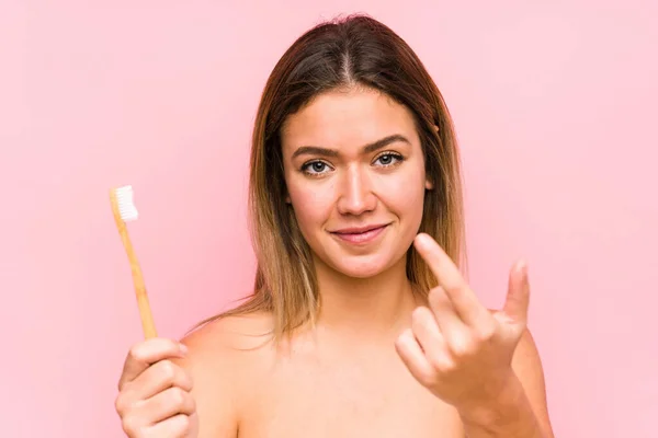 Joven Mujer Caucásica Sosteniendo Cepillo Dientes Aislado Señalándote Con Dedo — Foto de Stock