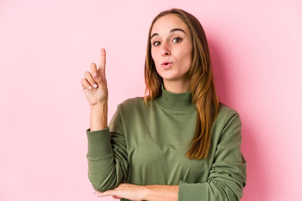 Jonge Blanke Vrouw Poseren Geïsoleerd Met Een Aantal Grote Idee — Stockfoto