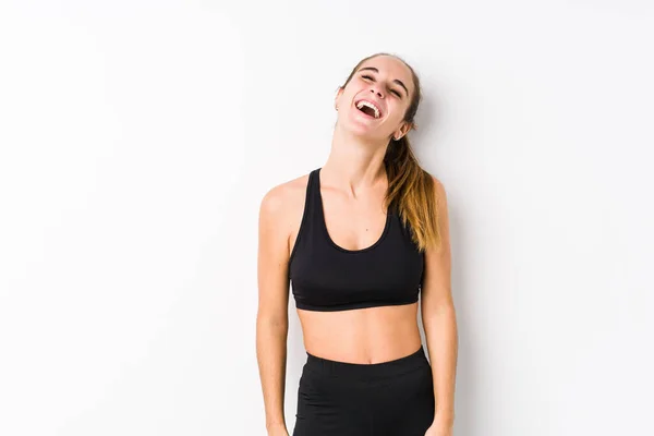 Młoda Kaukaska Fitness Kobieta Pozowanie Białym Tle Zrelaksowany Szczęśliwy Śmiech — Zdjęcie stockowe