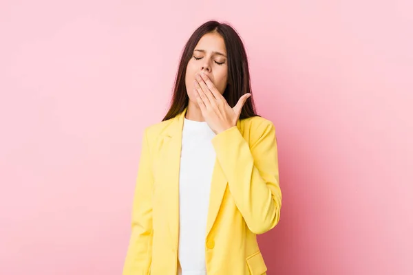 Joven Mujer Negocios Bostezando Mostrando Gesto Cansado Cubriendo Boca Con —  Fotos de Stock