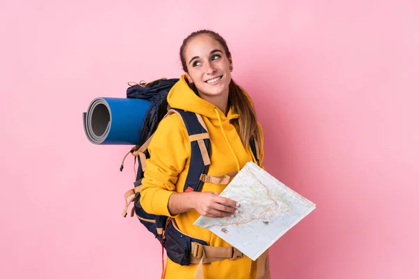 Ung Resenär Kaukasisk Kvinna Isolerad Ser Sidan Leende Glad Och — Stockfoto