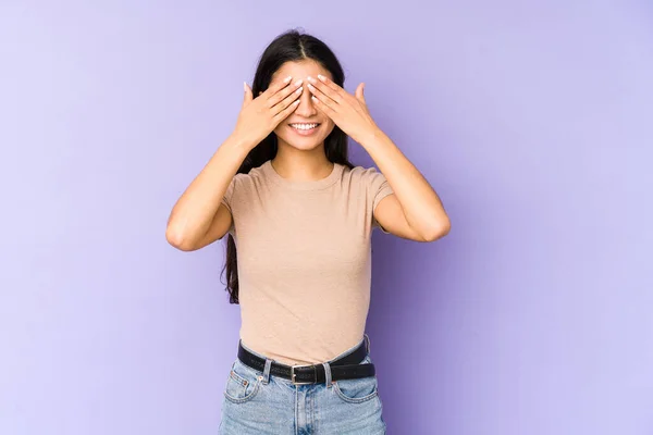 Mulher Indiana Jovem Isolado Fundo Roxo Cobre Olhos Com Mãos — Fotografia de Stock