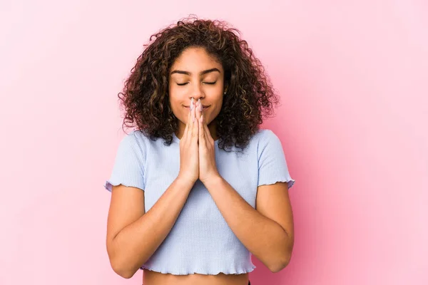 Молодая Африканская Американка Розовом Фоне Держа Руки Молитве Рта Чувствует — стоковое фото